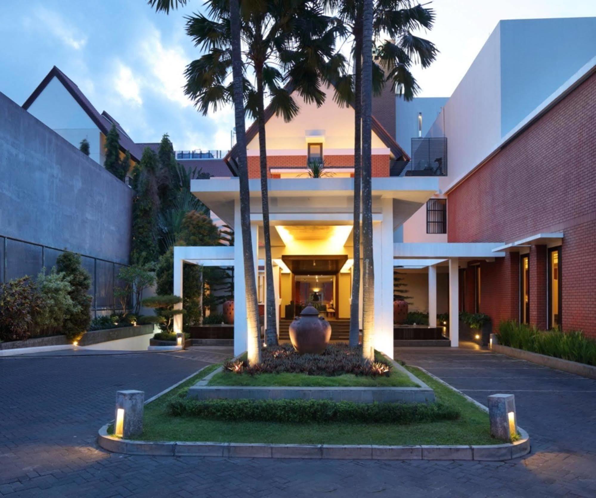 Hotel Santika Premiere Malang Exterior foto