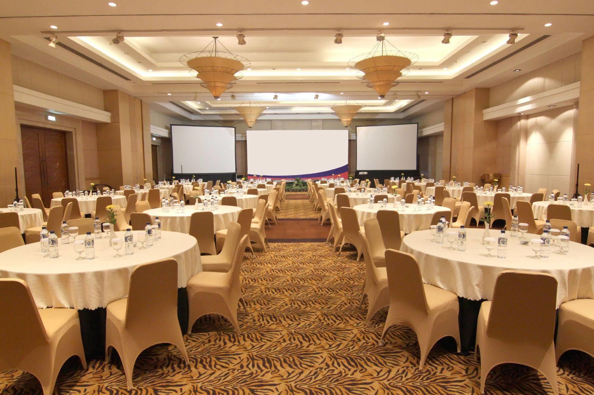 Hotel Santika Premiere Malang Exterior foto