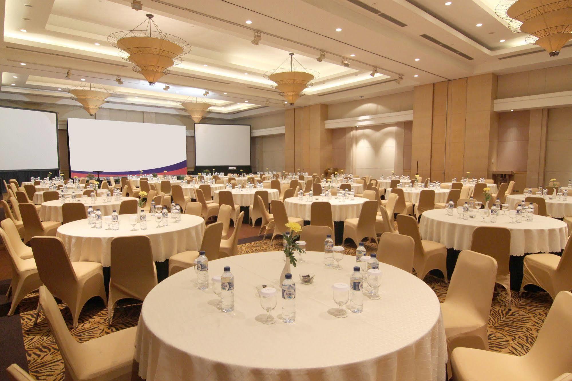Hotel Santika Premiere Malang Exterior foto